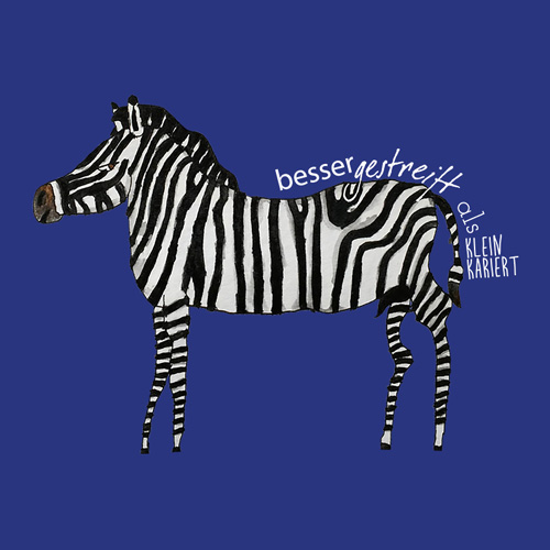 Design Josef das Zebra von VOI fesch Künstler Albert Masser: blauer Hintergrund, weiß-schwarz gestreiftes Zebra mit dem Text "besser gestreift als kleinkariert"