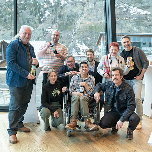 Gruppenbild Künstler*innen und Scheiber Weine mit VOI fesch Etiketten, VOI fesch Kunstpreis 2025